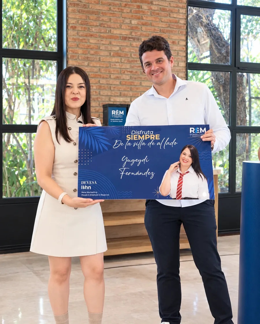 Yuge Fernández recibe el reconocimiento de Relaciones Empresariales del Mediterráneo (REM)