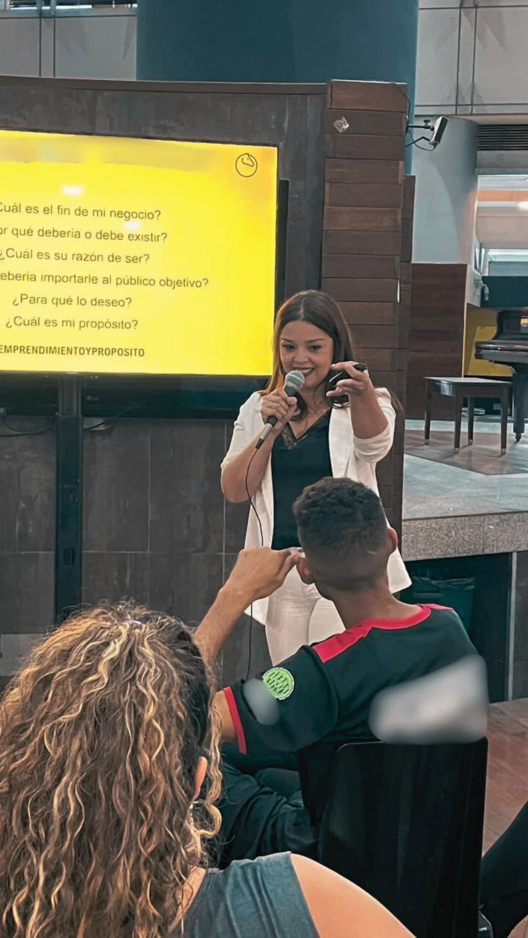 Yuge Fernández impartiendo un taller de propósito y marca personal
