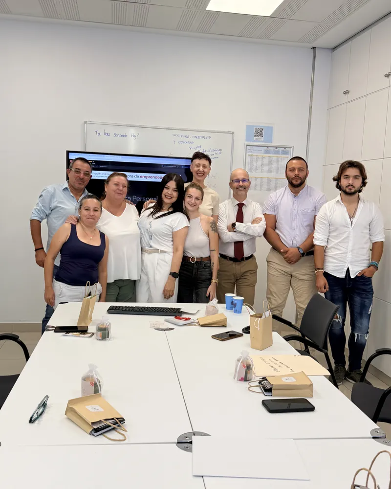 Yuge Fernández con el equipo comercial de Ocaso seguros tras el taller en Murcia