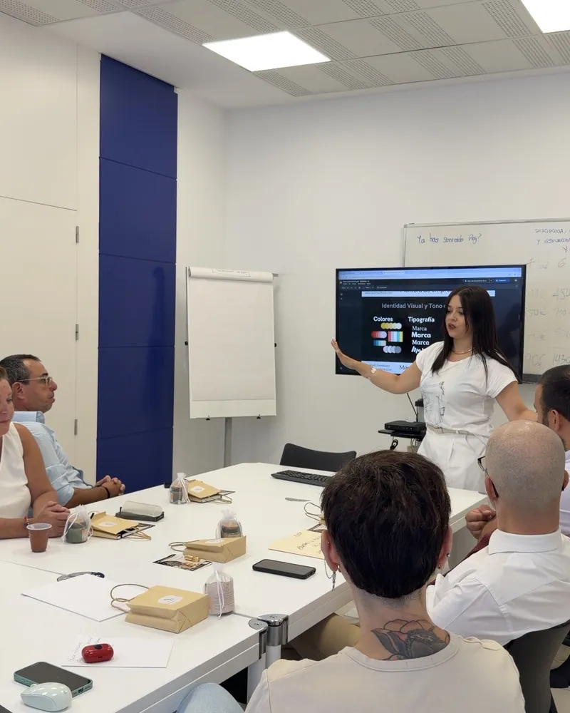 Yuge Fernández explicando identidad visual al equipo de Ocaso seguros
